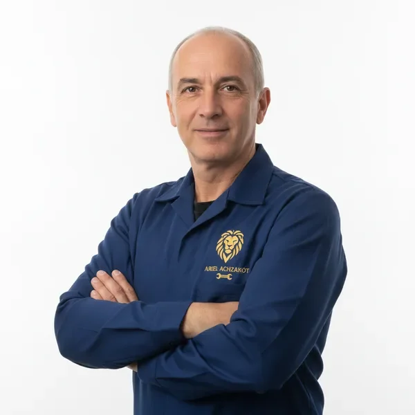 דיוקן של אינסטלטור ראשי באריאל אחזקות